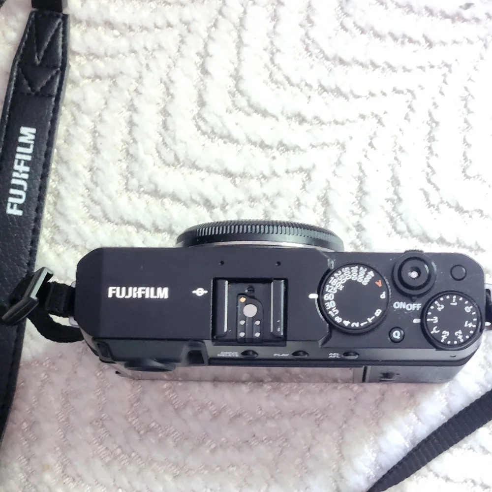Fujifilm X-E4 Black Excellent Condition Updated NWOB Pls read Description